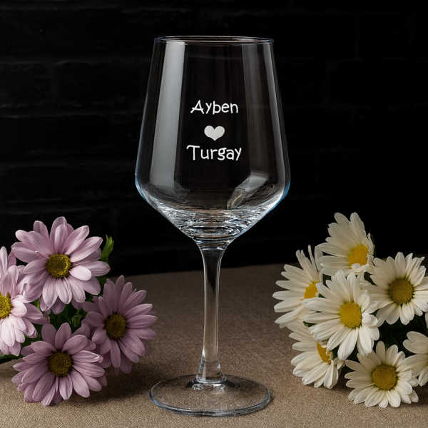 Elegant clear 465 ml wine glasses filled with red wine, laser engraved with custom names and a heart design, displayed on a dining table with flowers, plates, and a wine bottle—perfect personalized gift for Mother’s Day, birthdays, weddings, anniversaries, and special occasions.