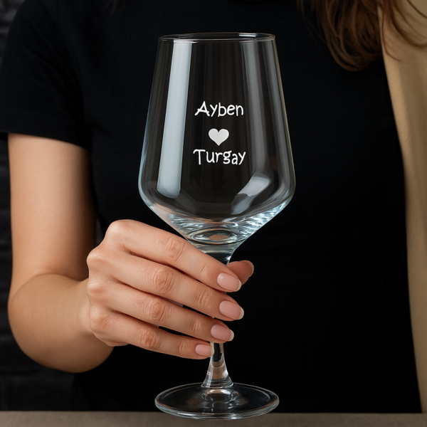 Elegant clear 465 ml wine glasses filled with red wine, laser engraved with custom names and a heart design, displayed on a dining table with flowers, plates, and a wine bottle—perfect personalized gift for Mother’s Day, birthdays, weddings, anniversaries, and special occasions.