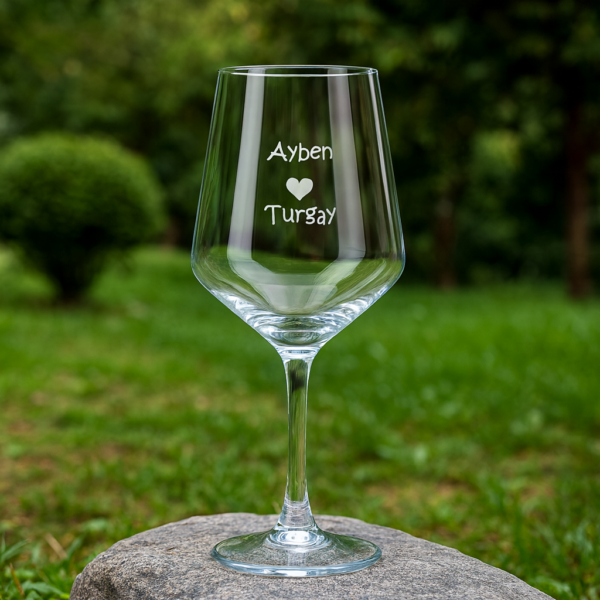 Elegant clear 465 ml wine glasses filled with red wine, laser engraved with custom names and a heart design, displayed on a dining table with flowers, plates, and a wine bottle—perfect personalized gift for Mother’s Day, birthdays, weddings, anniversaries, and special occasions.