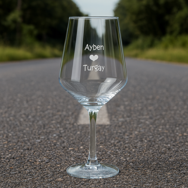 Elegant clear 465 ml wine glasses filled with red wine, laser engraved with custom names and a heart design, displayed on a dining table with flowers, plates, and a wine bottle—perfect personalized gift for Mother’s Day, birthdays, weddings, anniversaries, and special occasions.