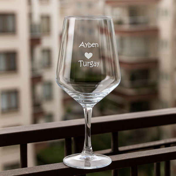 Elegant clear 465 ml wine glasses filled with red wine, laser engraved with custom names and a heart design, displayed on a dining table with flowers, plates, and a wine bottle—perfect personalized gift for Mother’s Day, birthdays, weddings, anniversaries, and special occasions.