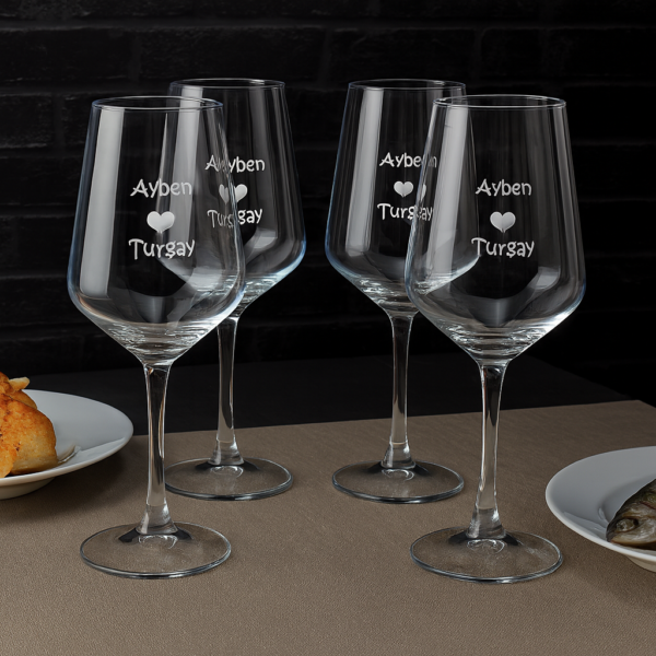 Elegant clear 465 ml wine glasses filled with red wine, laser engraved with custom names and a heart design, displayed on a dining table with flowers, plates, and a wine bottle—perfect personalized gift for Mother’s Day, birthdays, weddings, anniversaries, and special occasions.