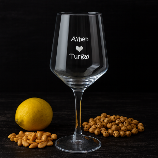 Elegant clear 465 ml wine glasses filled with red wine, laser engraved with custom names and a heart design, displayed on a dining table with flowers, plates, and a wine bottle—perfect personalized gift for Mother’s Day, birthdays, weddings, anniversaries, and special occasions.