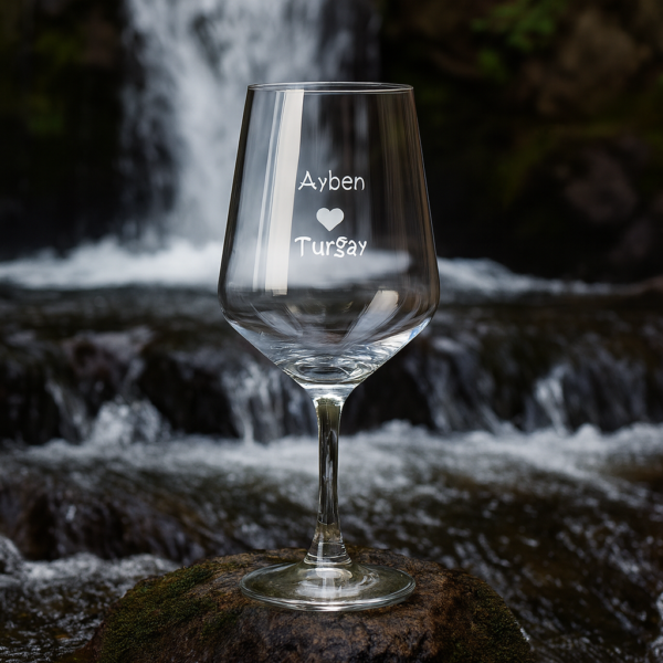 Elegant clear 465 ml wine glasses filled with red wine, laser engraved with custom names and a heart design, displayed on a dining table with flowers, plates, and a wine bottle—perfect personalized gift for Mother’s Day, birthdays, weddings, anniversaries, and special occasions.