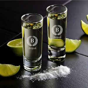 Best2U Personalised Shot Glass 2 pcs, 65ml Crystal Glass with Initial & Name Engraving, Laurel Wreath Design, Clear